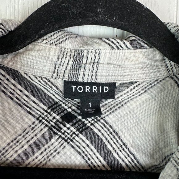 Torrid Button Down Blouse Black and white Plaid‎ size 1X - Picture 4 of 4